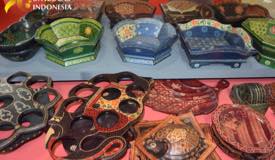 ../images/gallery/souvenir/antique-wood-craft-in-batik.jpg